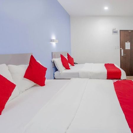 Oyo 637 Fox Hotel Кесон-Сити Экстерьер фото