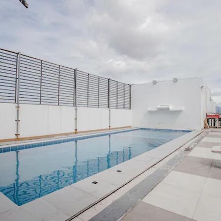 Oyo 637 Fox Hotel Кесон-Сити Экстерьер фото