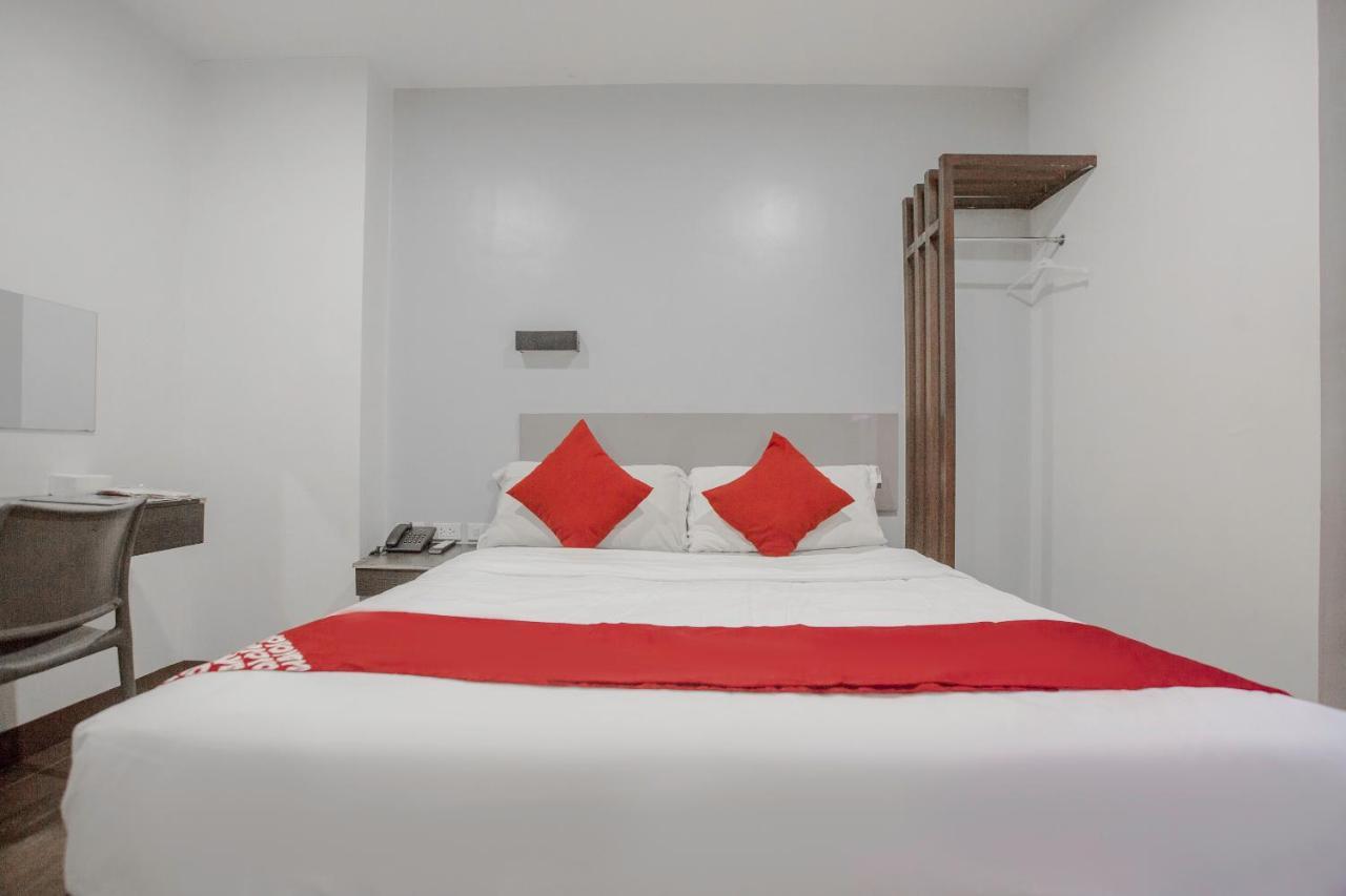 Oyo 637 Fox Hotel Кесон-Сити Экстерьер фото