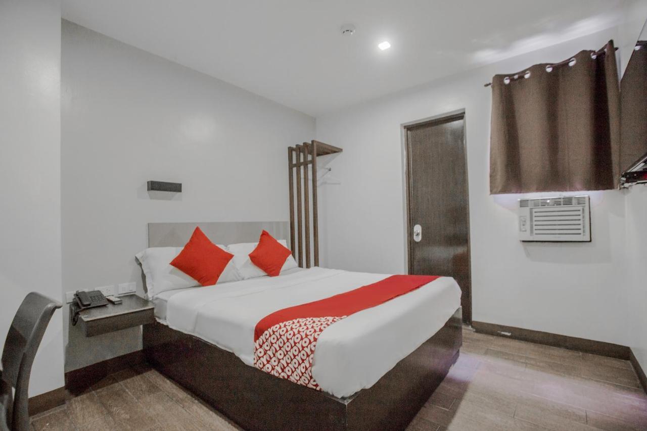 Oyo 637 Fox Hotel Кесон-Сити Экстерьер фото