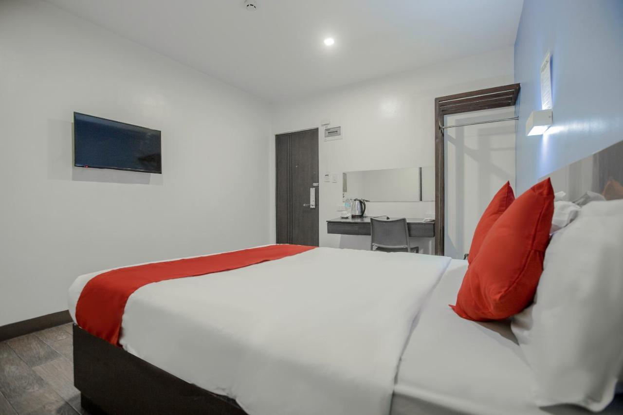 Oyo 637 Fox Hotel Кесон-Сити Экстерьер фото