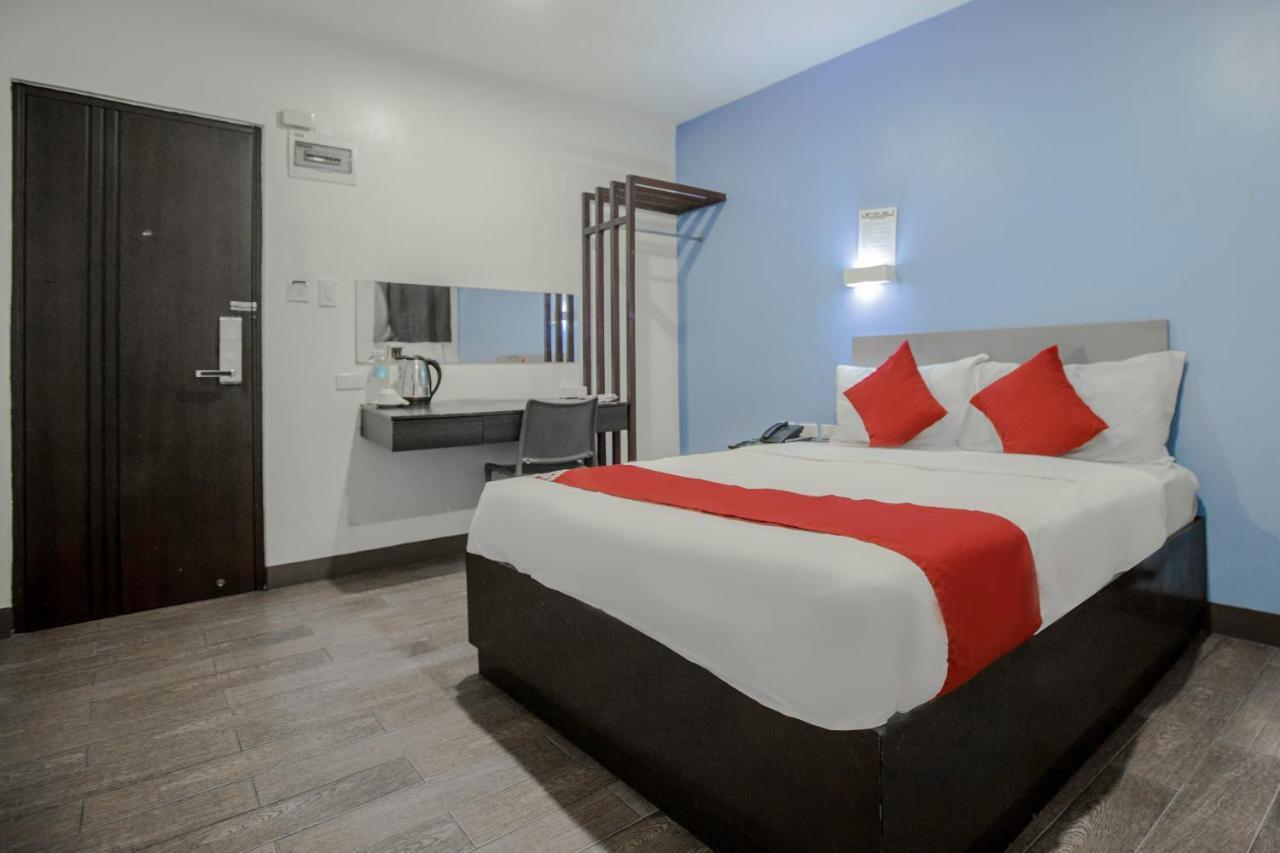 Oyo 637 Fox Hotel Кесон-Сити Экстерьер фото