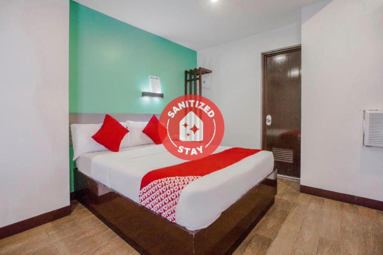 Oyo 637 Fox Hotel Кесон-Сити Экстерьер фото