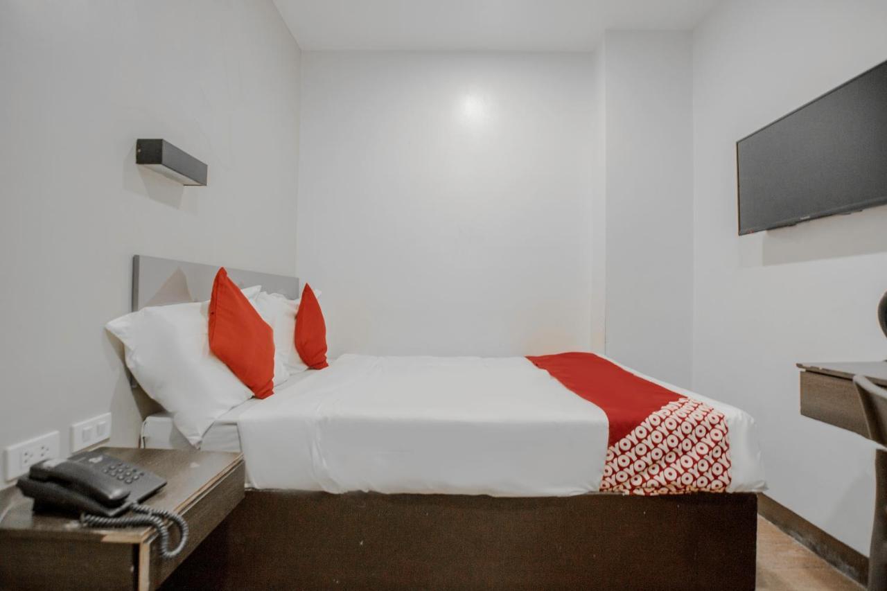 Oyo 637 Fox Hotel Кесон-Сити Экстерьер фото