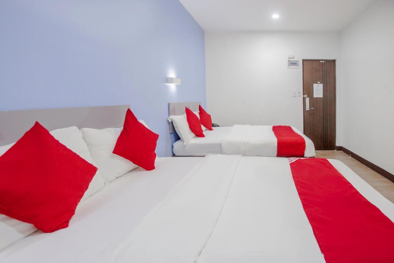 Oyo 637 Fox Hotel Кесон-Сити Экстерьер фото