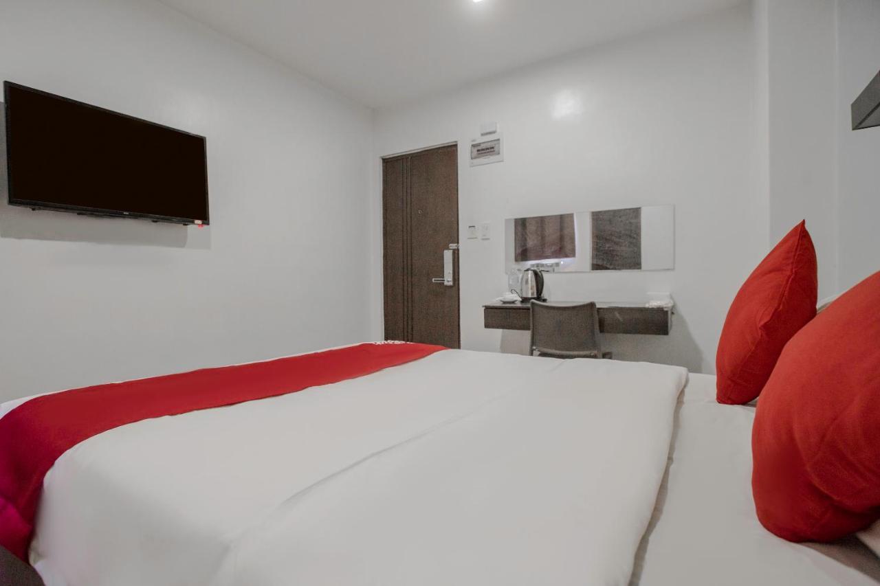 Oyo 637 Fox Hotel Кесон-Сити Экстерьер фото