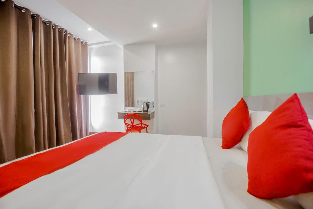 Oyo 637 Fox Hotel Кесон-Сити Экстерьер фото