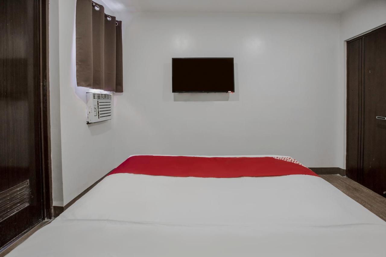 Oyo 637 Fox Hotel Кесон-Сити Экстерьер фото