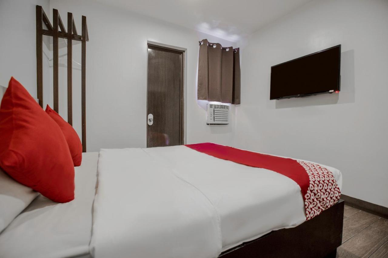 Oyo 637 Fox Hotel Кесон-Сити Экстерьер фото
