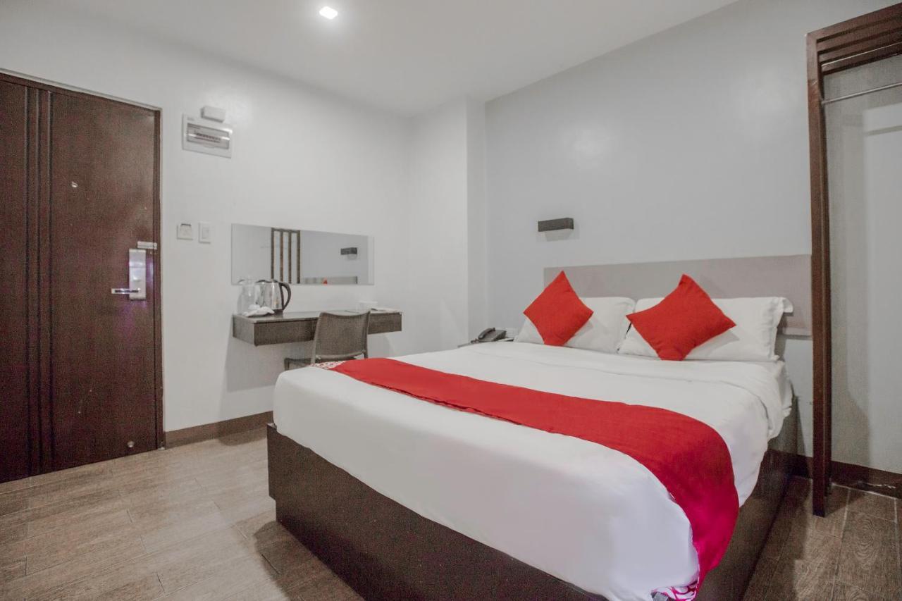 Oyo 637 Fox Hotel Кесон-Сити Экстерьер фото