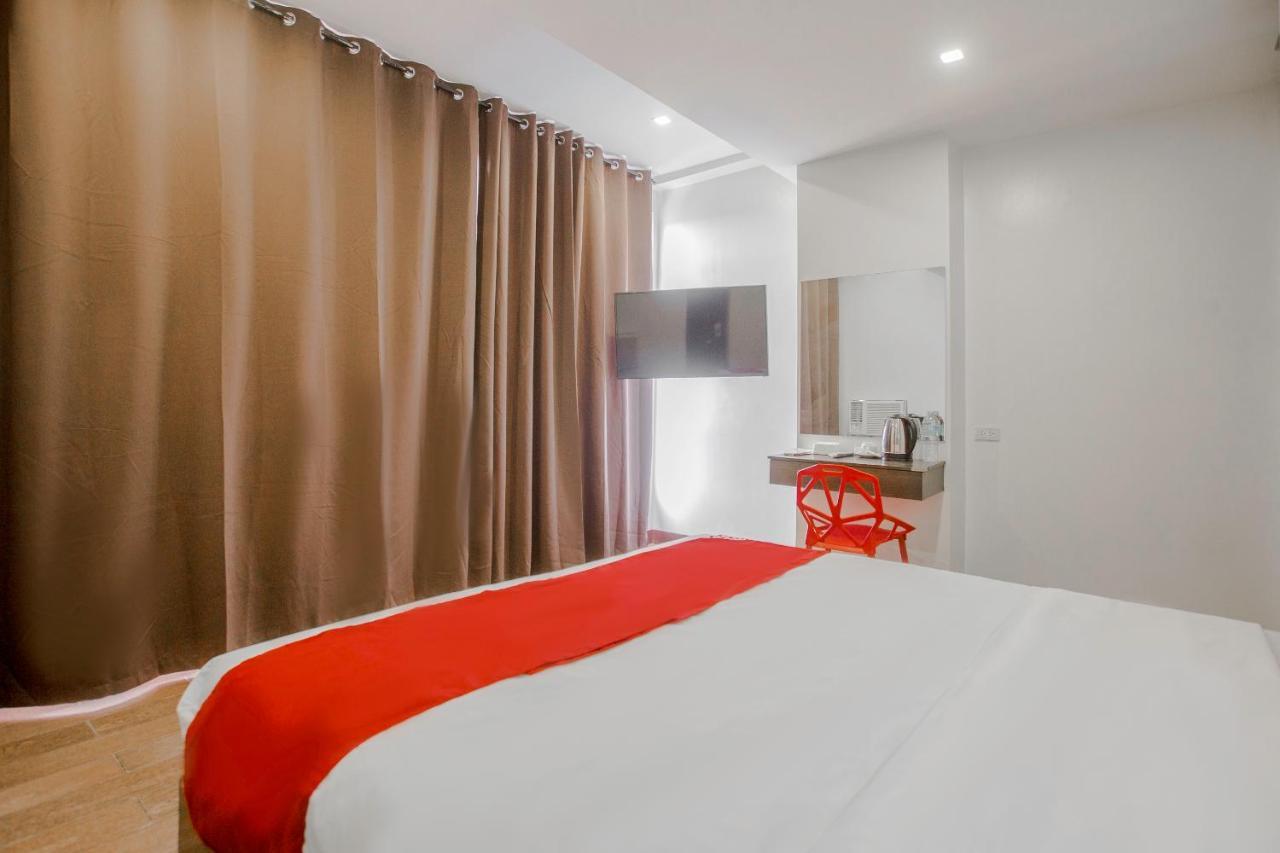 Oyo 637 Fox Hotel Кесон-Сити Экстерьер фото
