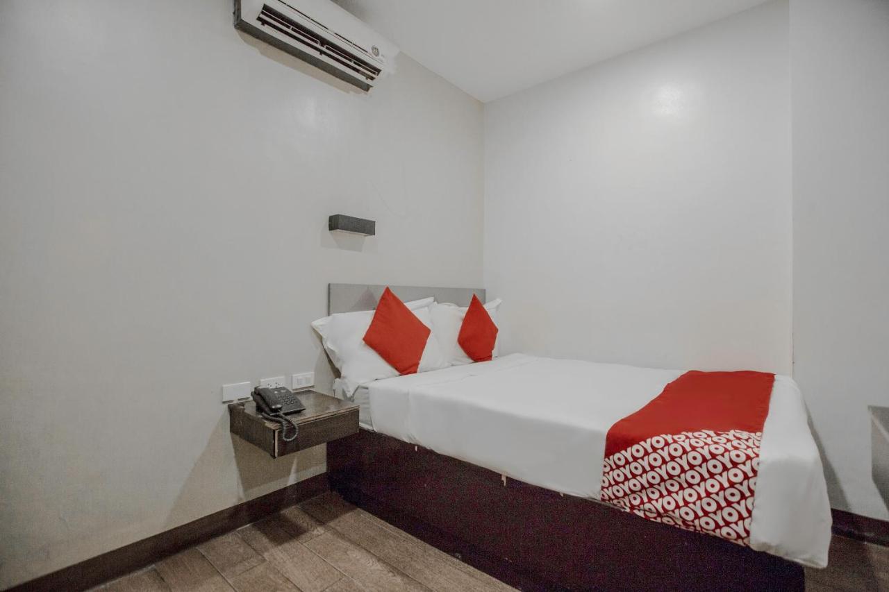 Oyo 637 Fox Hotel Кесон-Сити Экстерьер фото