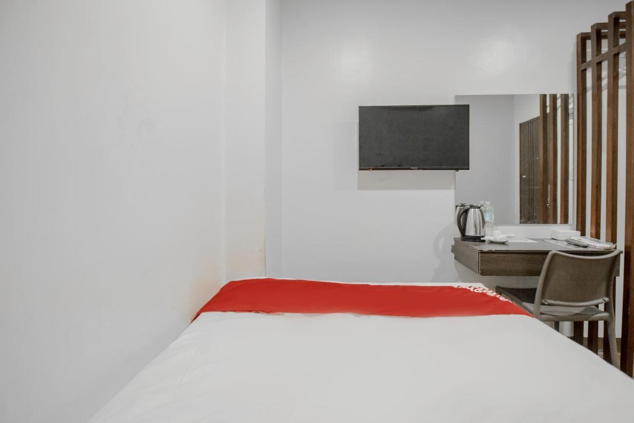 Oyo 637 Fox Hotel Кесон-Сити Экстерьер фото