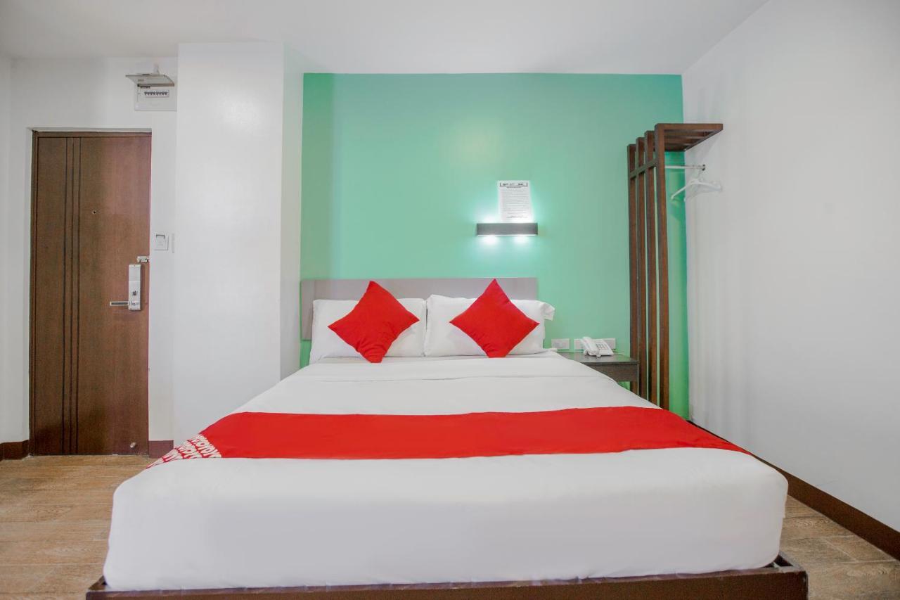 Oyo 637 Fox Hotel Кесон-Сити Экстерьер фото