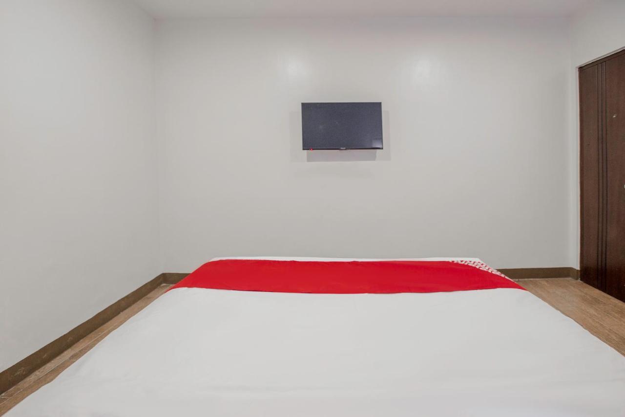 Oyo 637 Fox Hotel Кесон-Сити Экстерьер фото