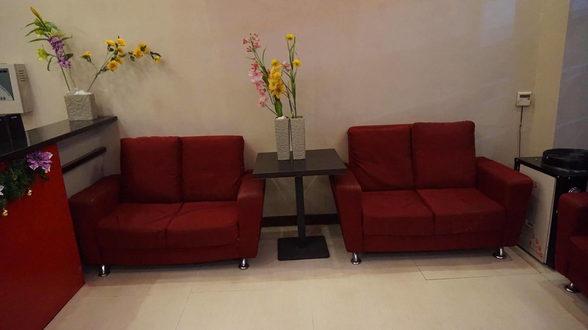 Oyo 637 Fox Hotel Кесон-Сити Экстерьер фото