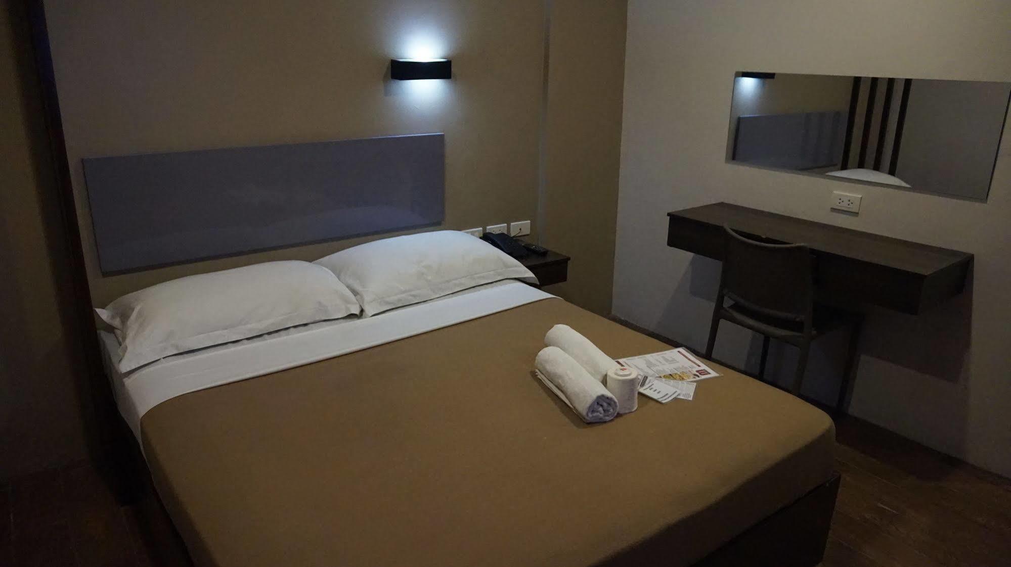 Oyo 637 Fox Hotel Кесон-Сити Экстерьер фото