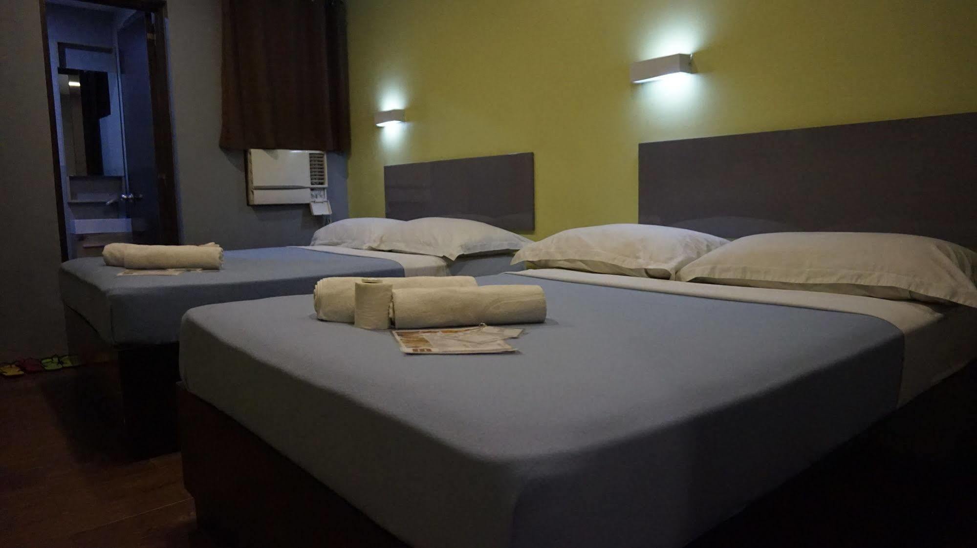 Oyo 637 Fox Hotel Кесон-Сити Экстерьер фото