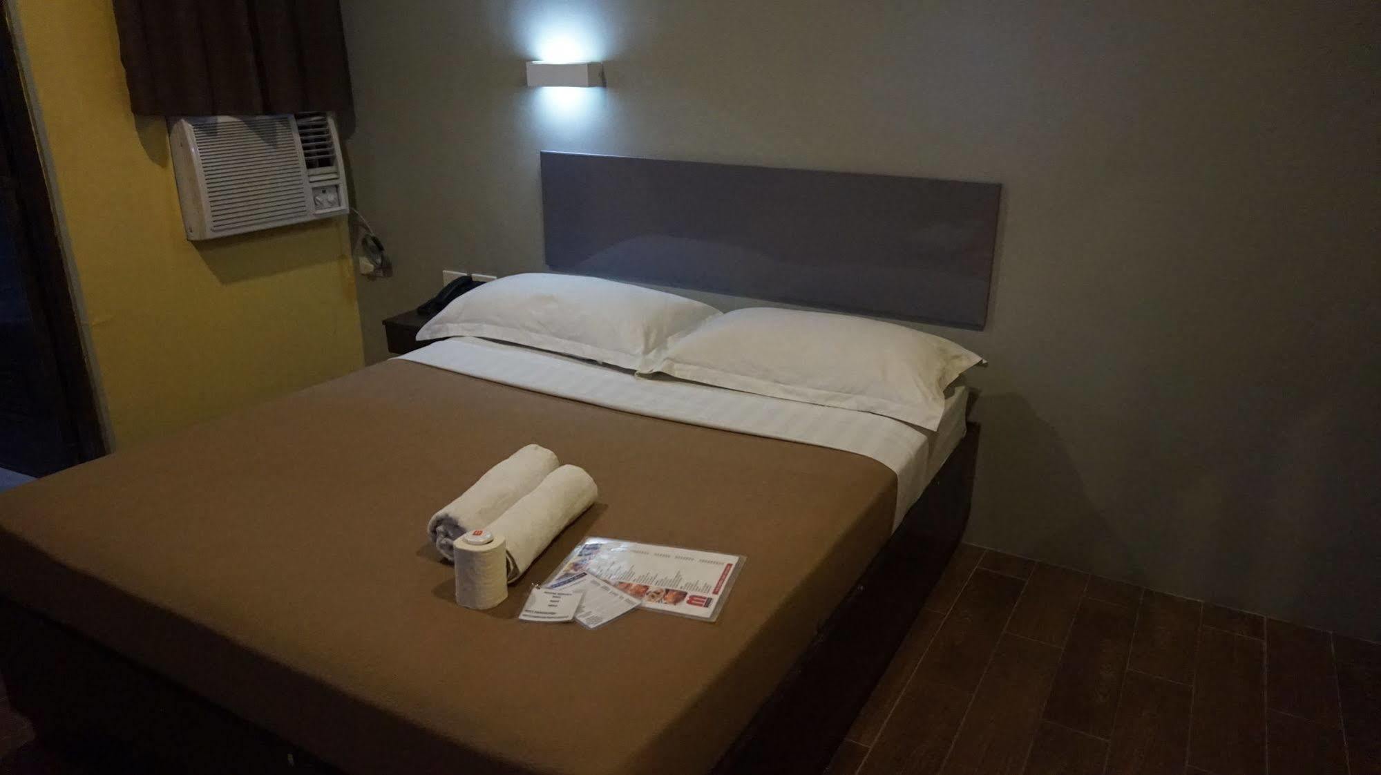 Oyo 637 Fox Hotel Кесон-Сити Экстерьер фото