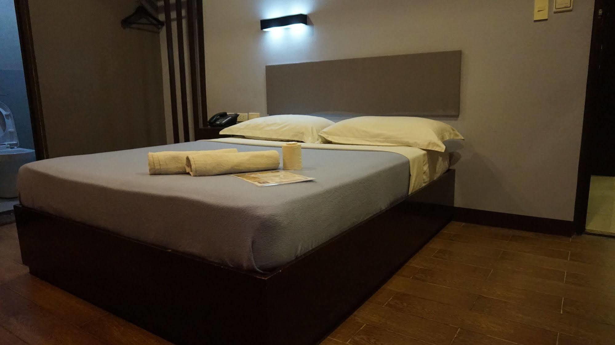 Oyo 637 Fox Hotel Кесон-Сити Экстерьер фото