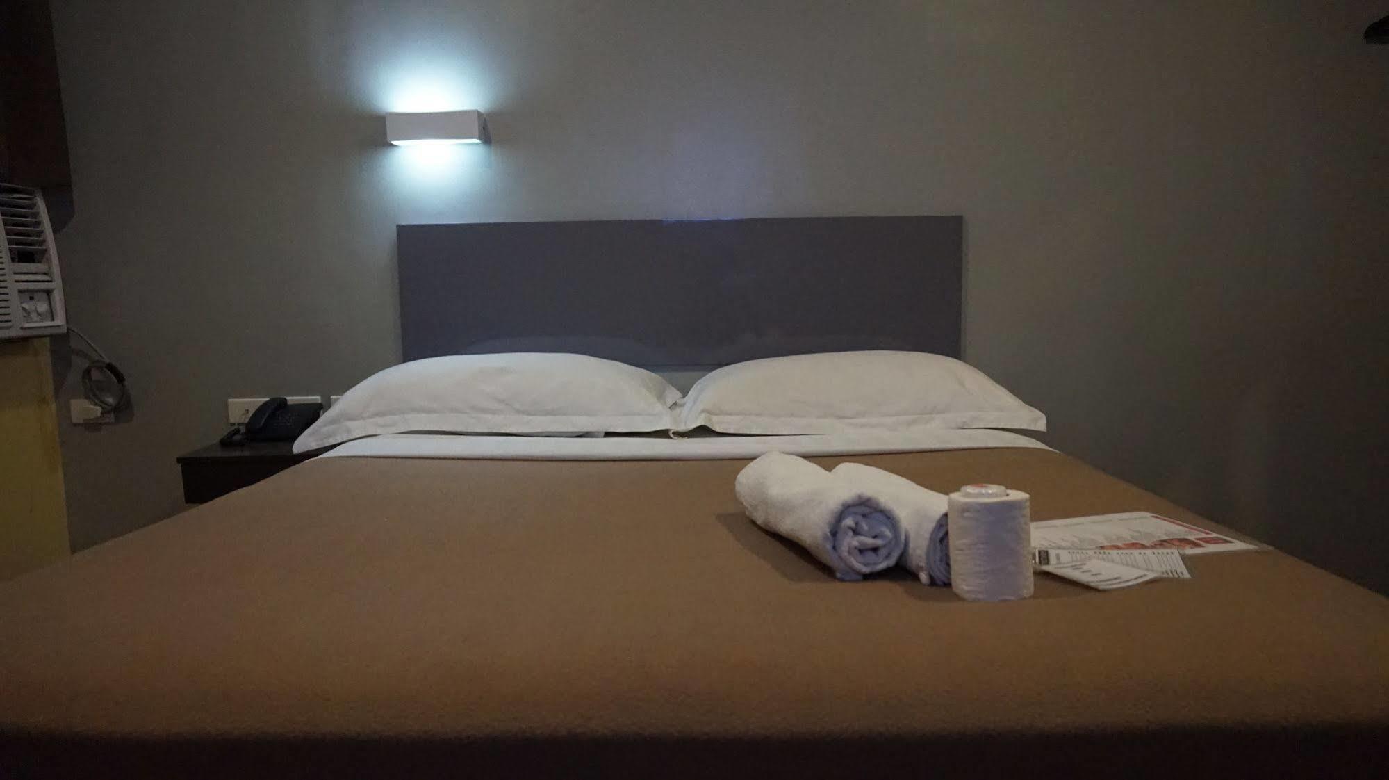 Oyo 637 Fox Hotel Кесон-Сити Экстерьер фото