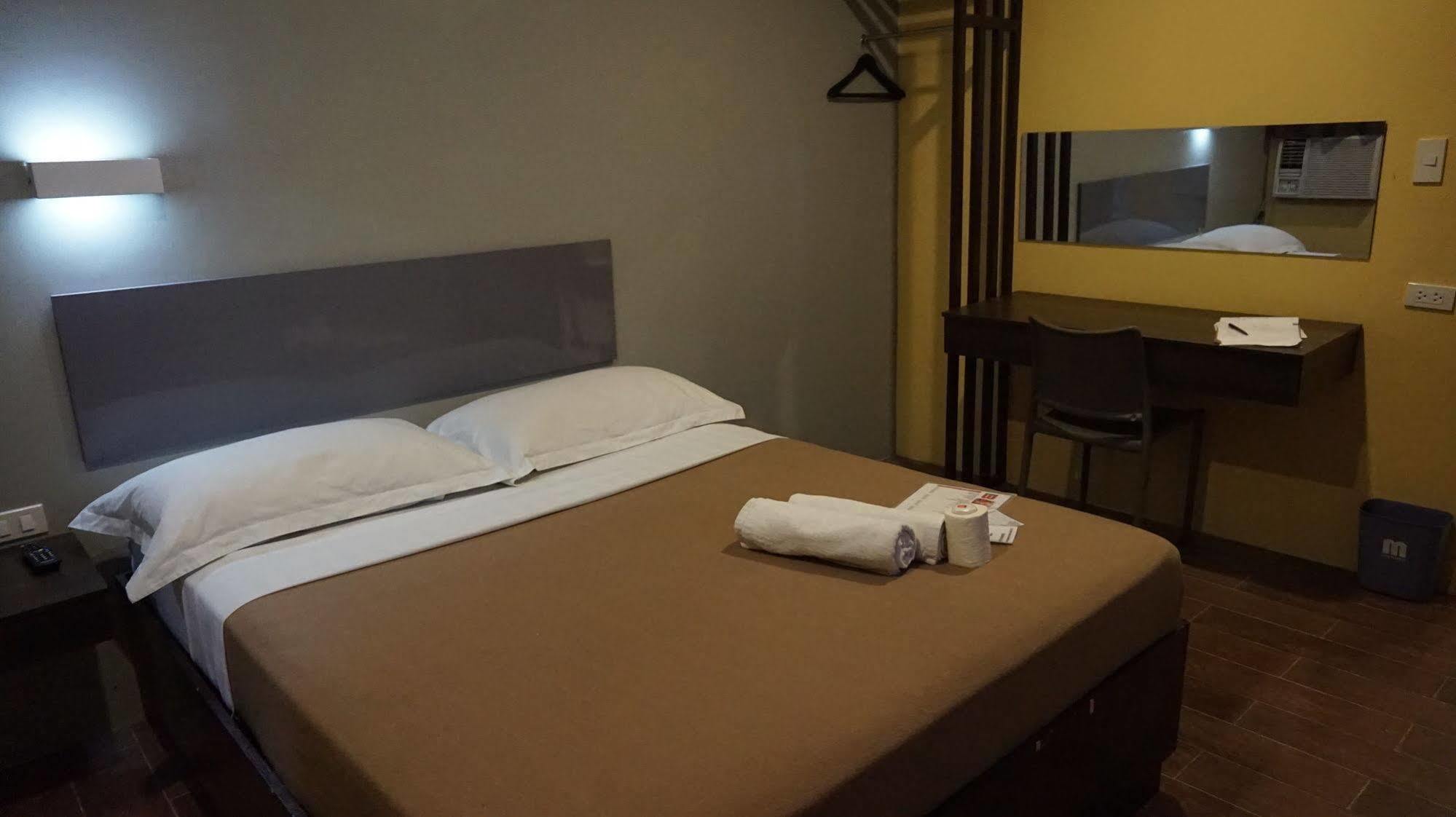 Oyo 637 Fox Hotel Кесон-Сити Экстерьер фото