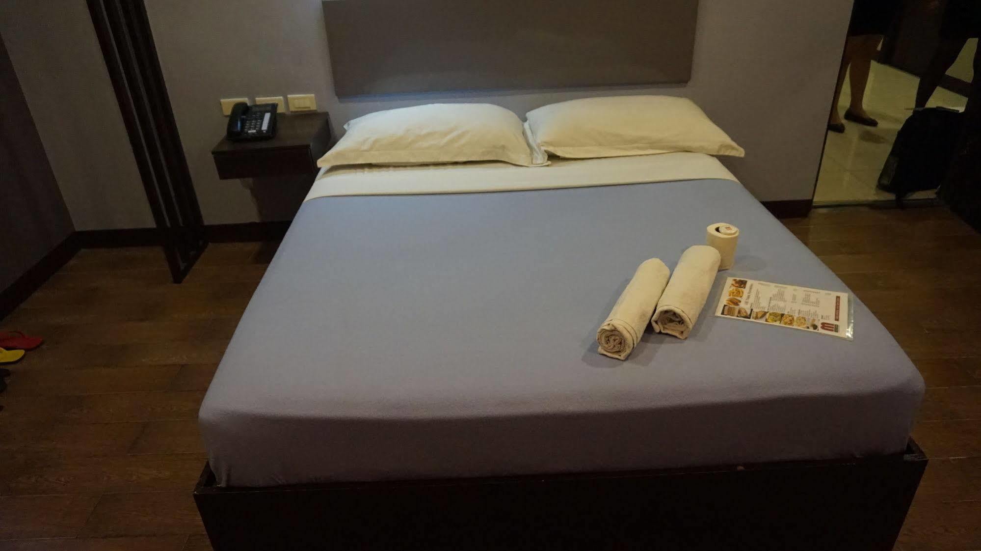 Oyo 637 Fox Hotel Кесон-Сити Экстерьер фото