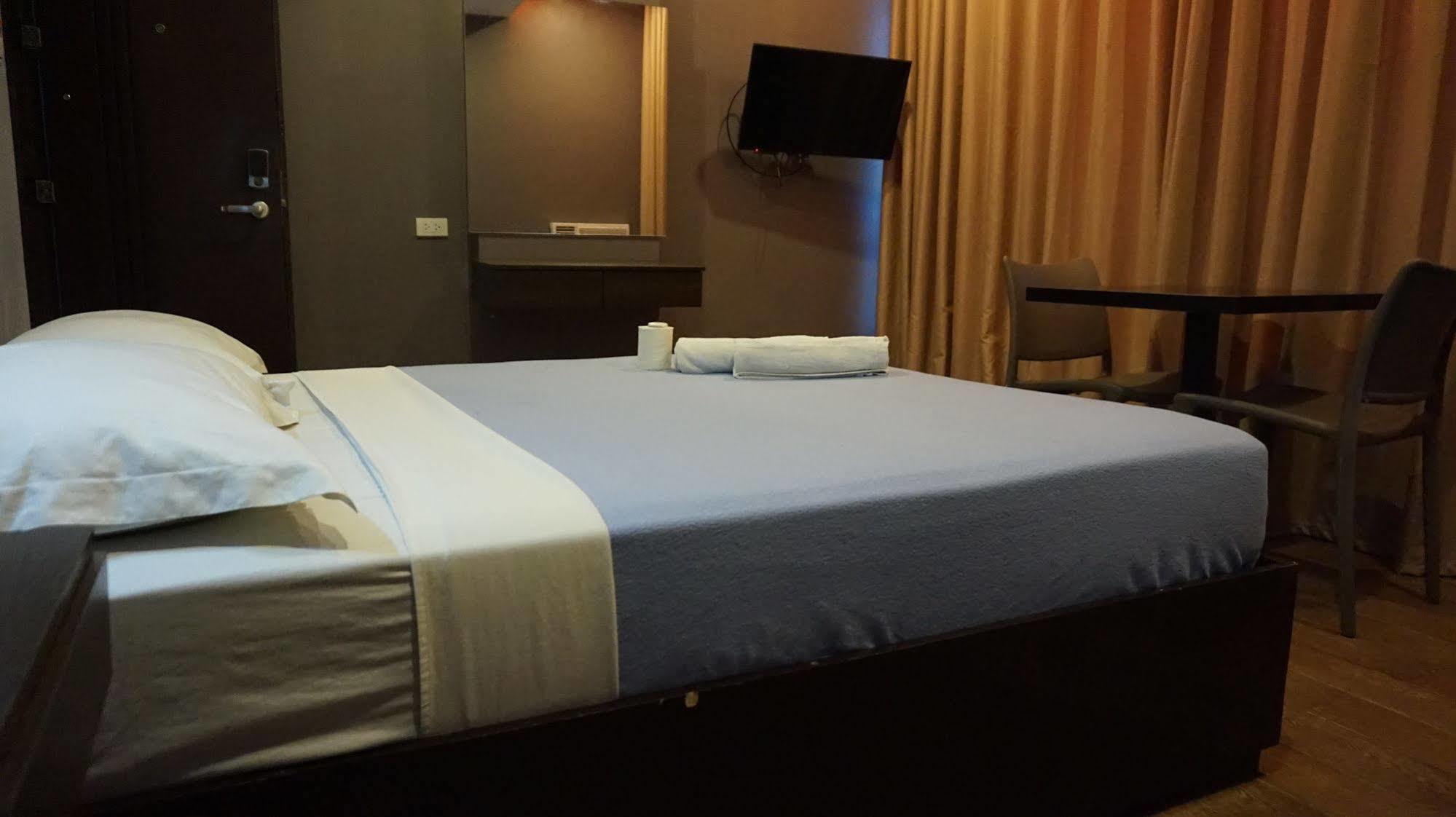 Oyo 637 Fox Hotel Кесон-Сити Экстерьер фото