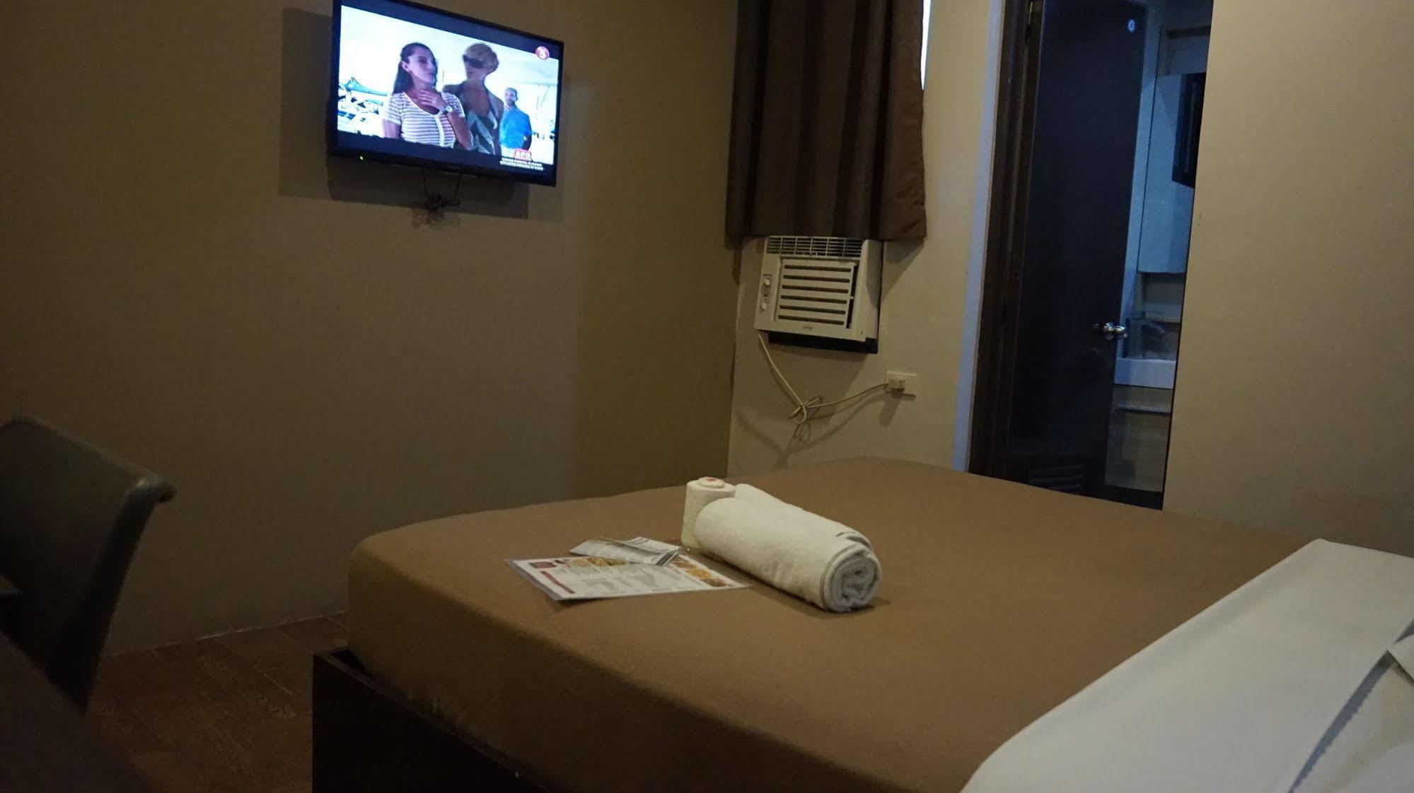 Oyo 637 Fox Hotel Кесон-Сити Экстерьер фото
