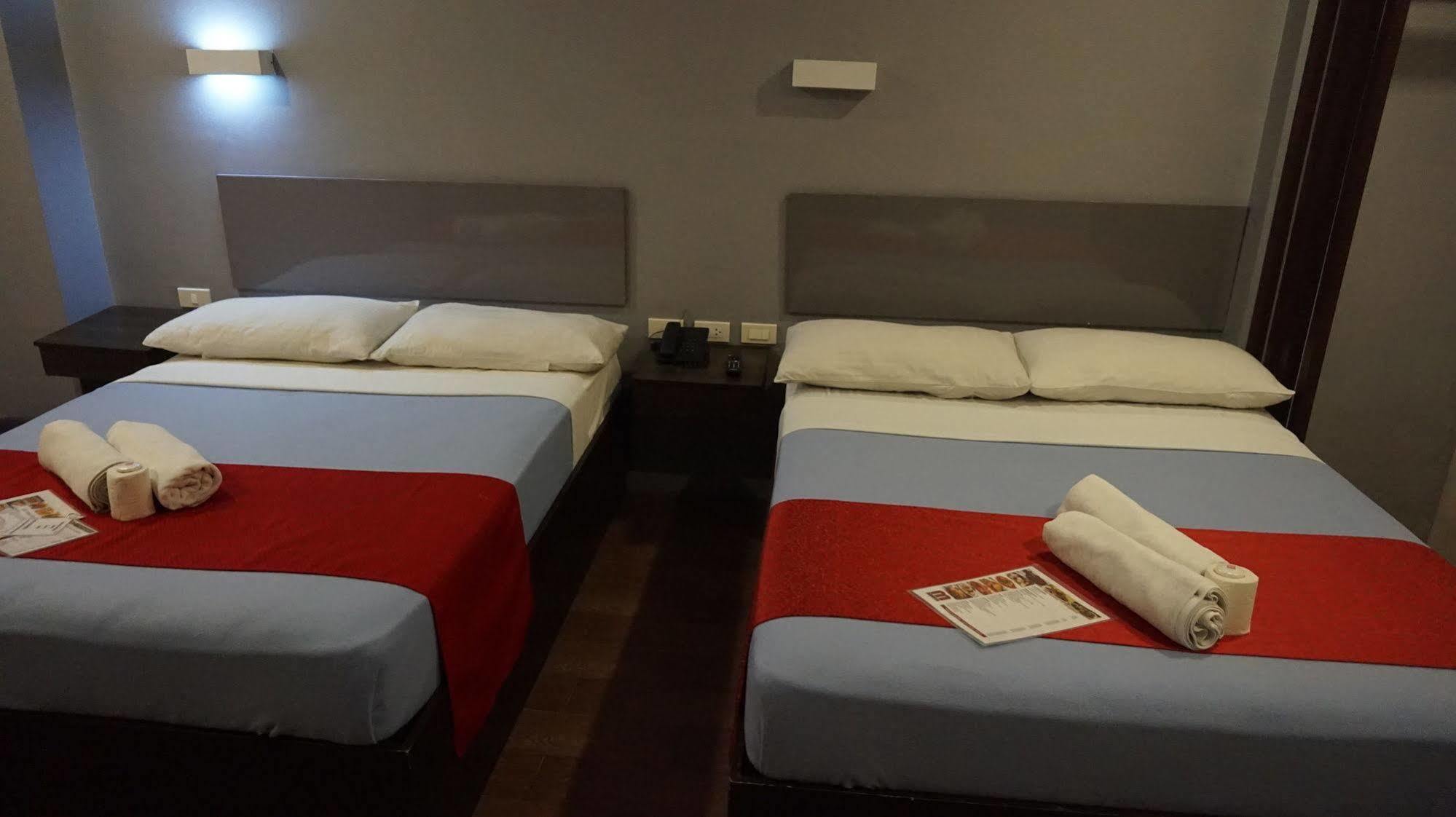 Oyo 637 Fox Hotel Кесон-Сити Экстерьер фото