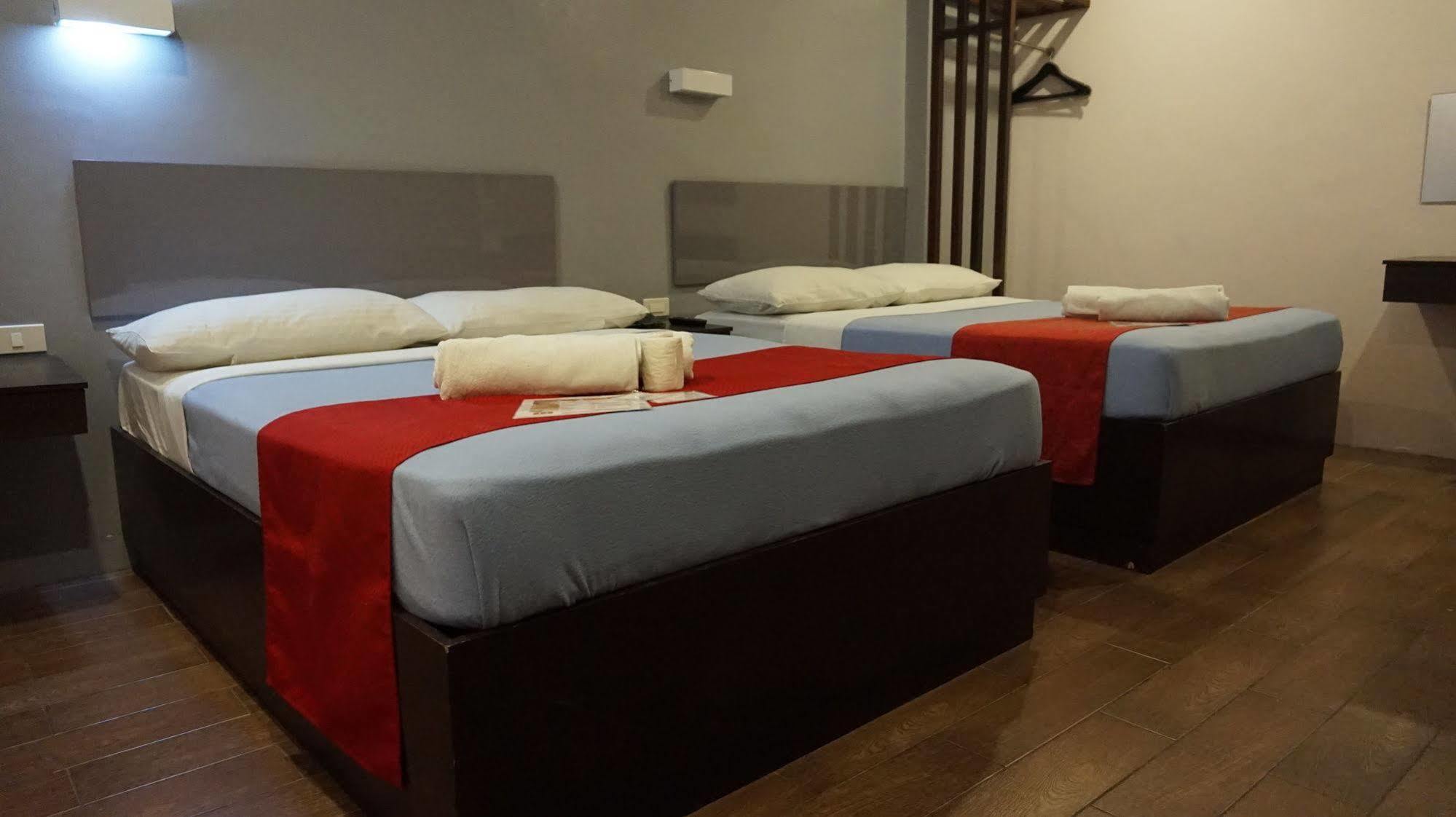 Oyo 637 Fox Hotel Кесон-Сити Экстерьер фото