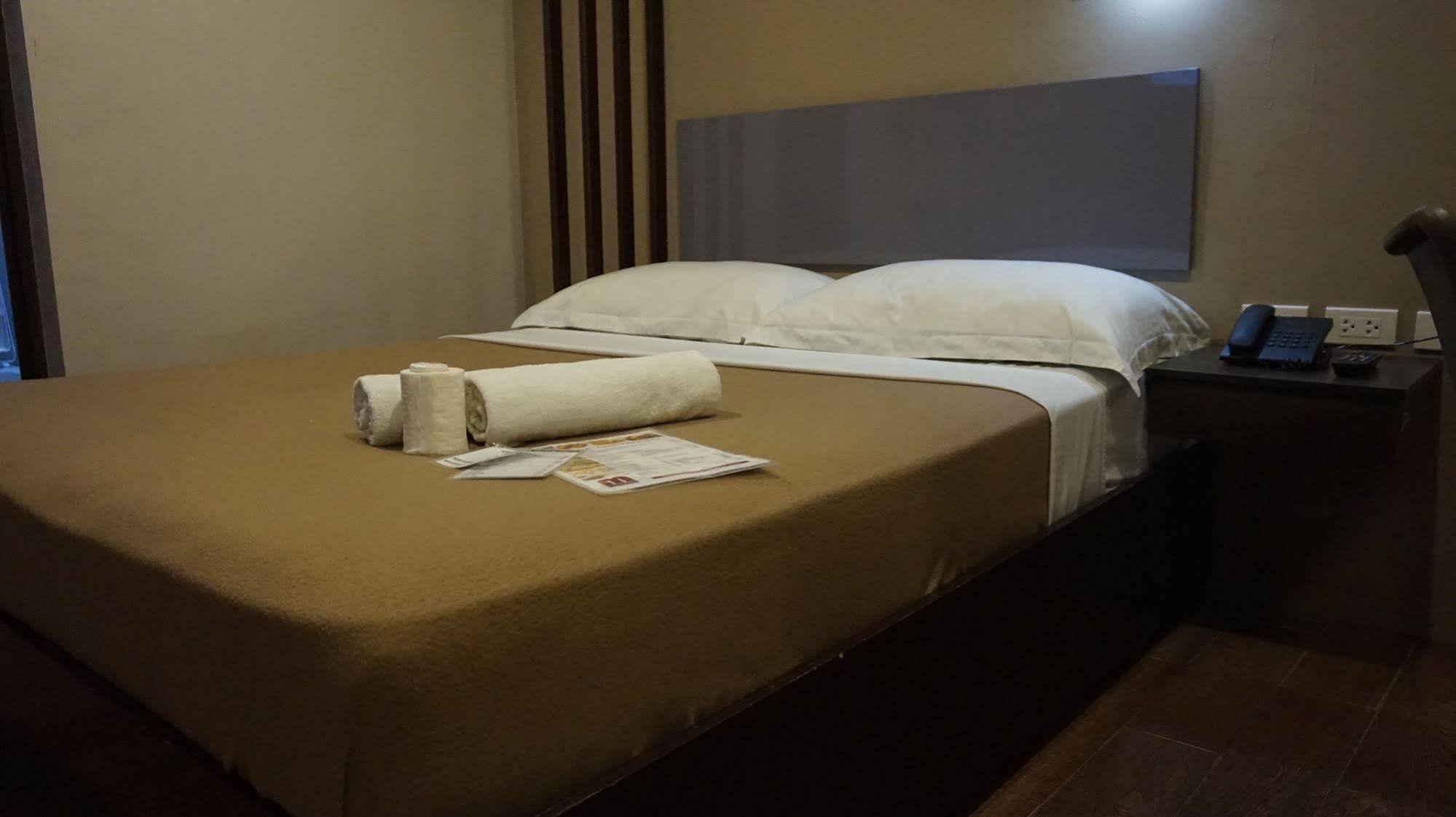Oyo 637 Fox Hotel Кесон-Сити Экстерьер фото
