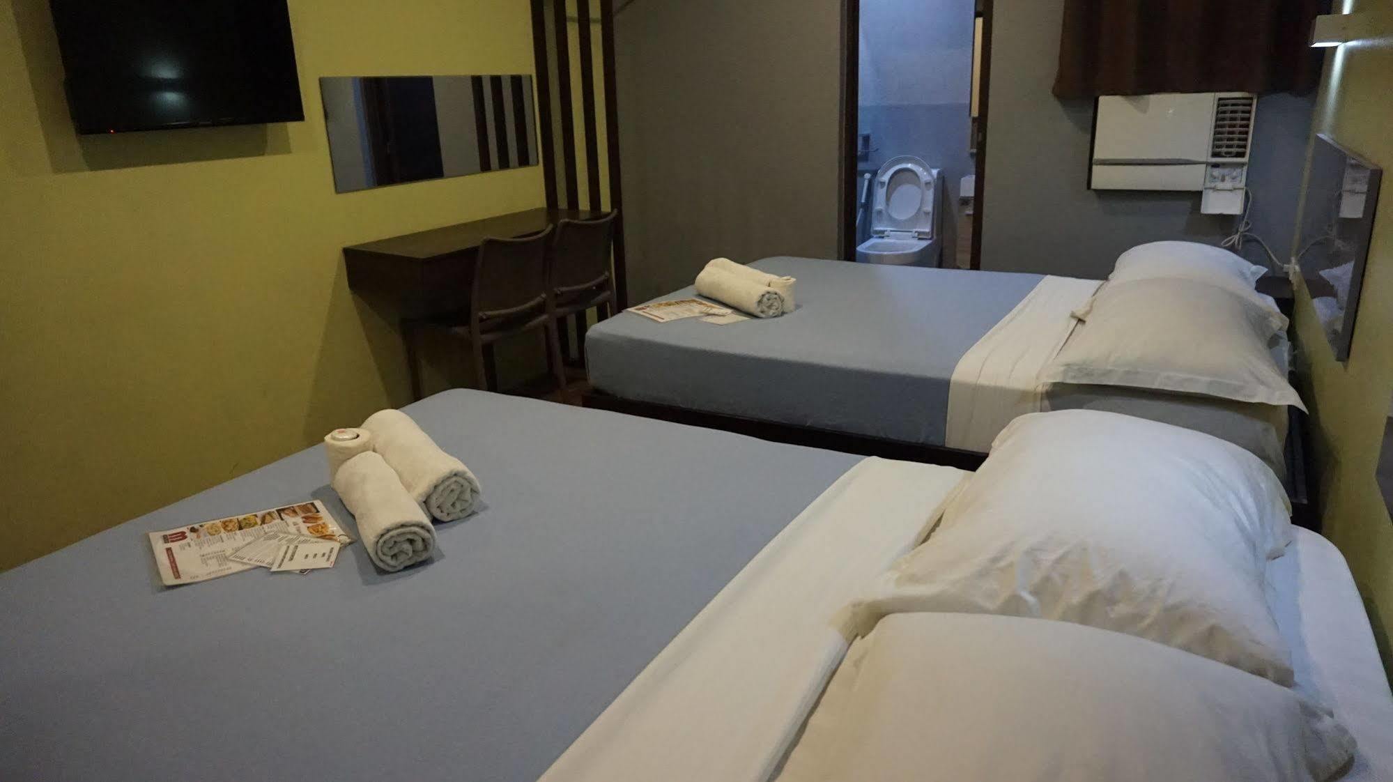 Oyo 637 Fox Hotel Кесон-Сити Экстерьер фото
