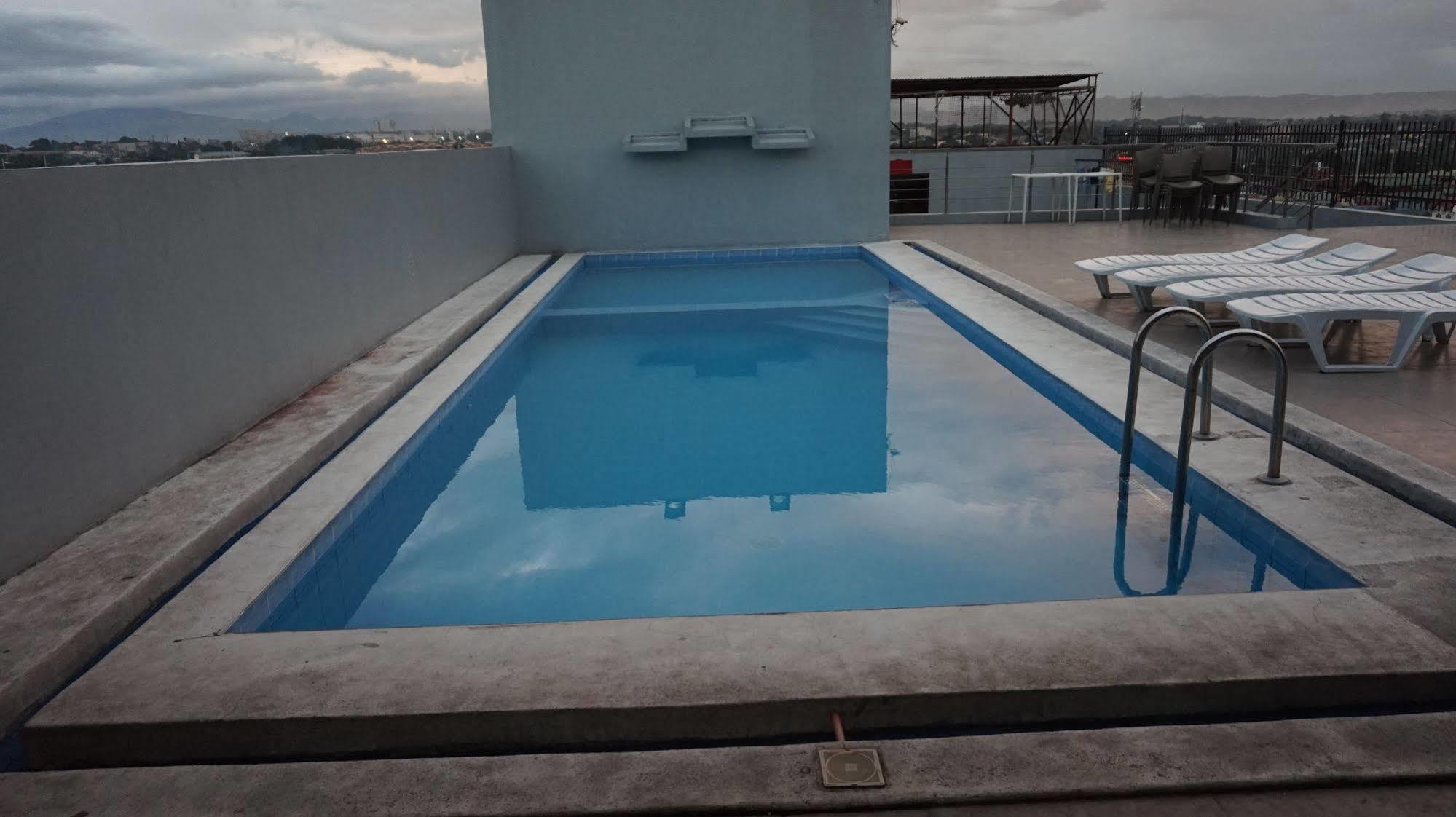 Oyo 637 Fox Hotel Кесон-Сити Экстерьер фото